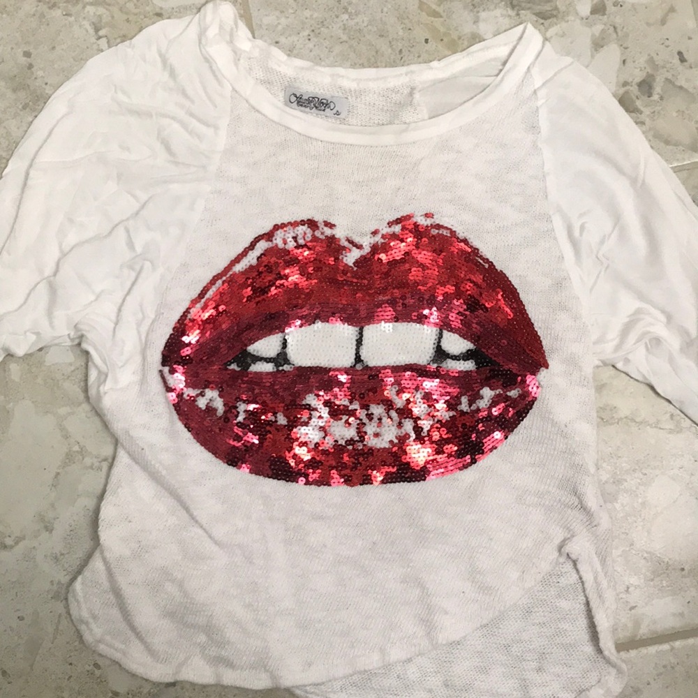 White long sleeve with lips